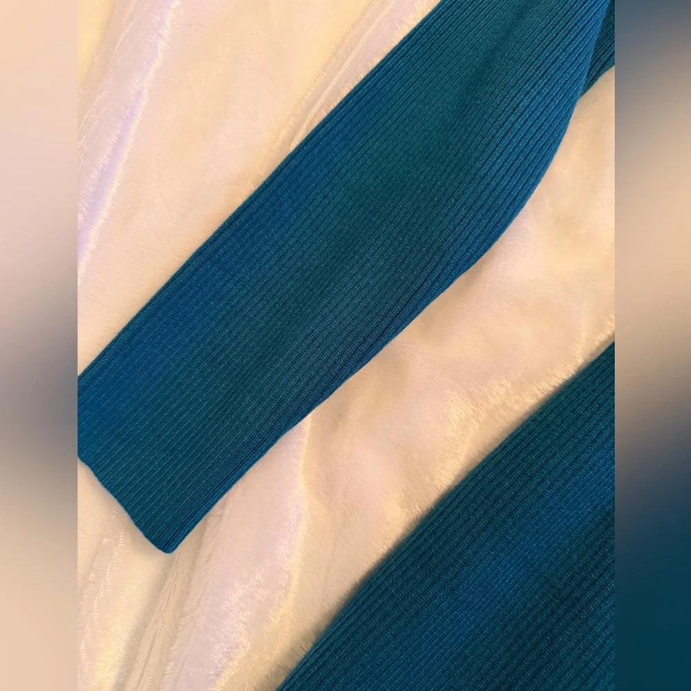 Elegant Blue Knit Dress - Picture 10 of 11